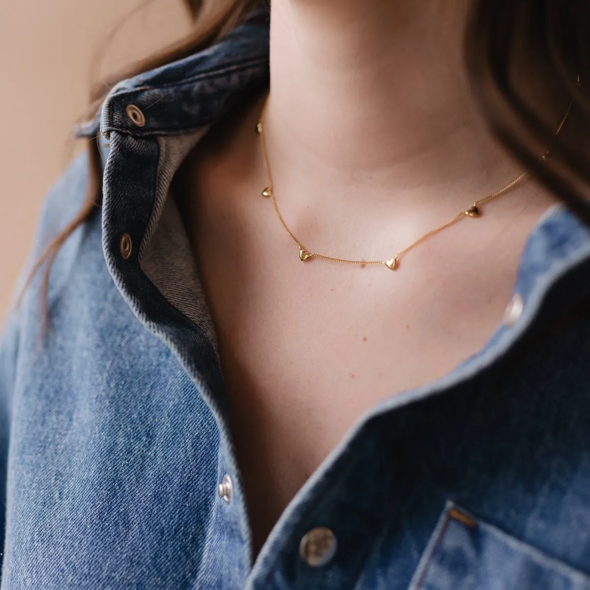 DAINTY POISE HEART NECKLACE - GOLD